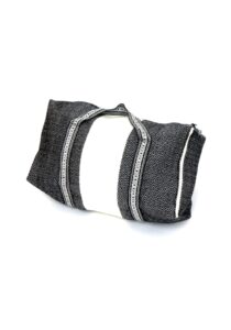 Alternative view of Alpacawollen reistas black-white