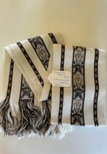 Ceremoniële Alpaca Sjaal Wit Bruin.