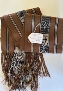 Ceremoniële Alpaca Sjaal bruin zwart.