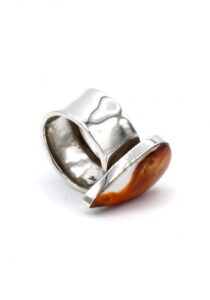Alternative view of Cuyuchi zilveren ring met oranje spondylus