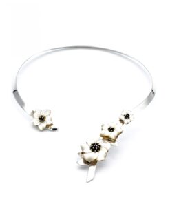 Design bloemen collier met parelmoer