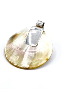 Alternative view of Geel parelmoer luxe zilveren hanger