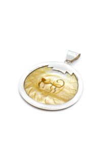 Alternative view of Geel parelmoer luxe zilveren hanger monito