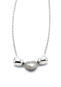 Alternative view of Luxe zilveren collier met drie hartjes