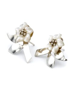 Luxe zilveren oorbellen parelmoer bloemen