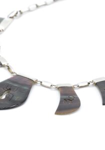 Alternative view of Nazcalijnen design collier grijs parlemoer