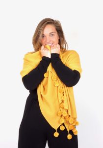 Alternative view of Okergele sjaal met pompons