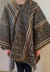 Qero Poncho in grijstinten1