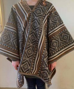 Qero Poncho in grijstinten1