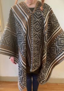 Qero Poncho in grijstinten2