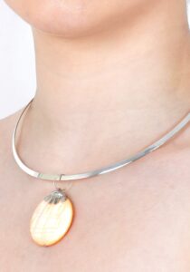 Alternative view of Zee-betovering collier met hanger